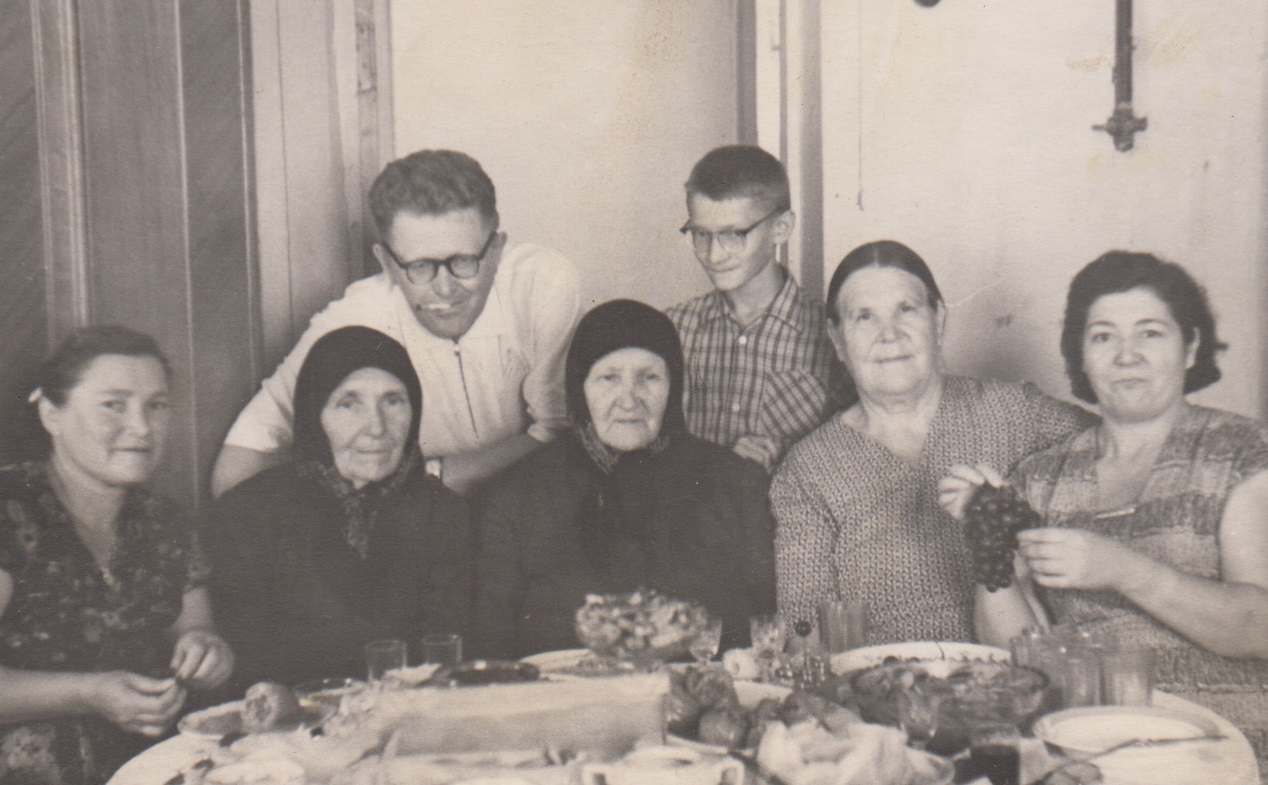 М.И.Воробьев с родств.в Ташкенте 1957 г. 2